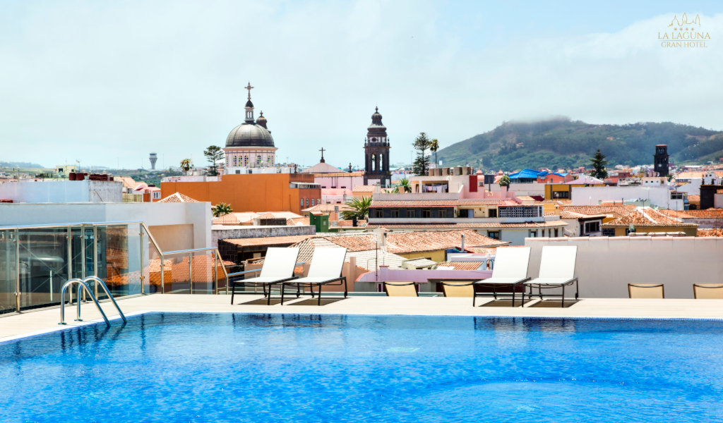 Piscina con vistas a la ciudad