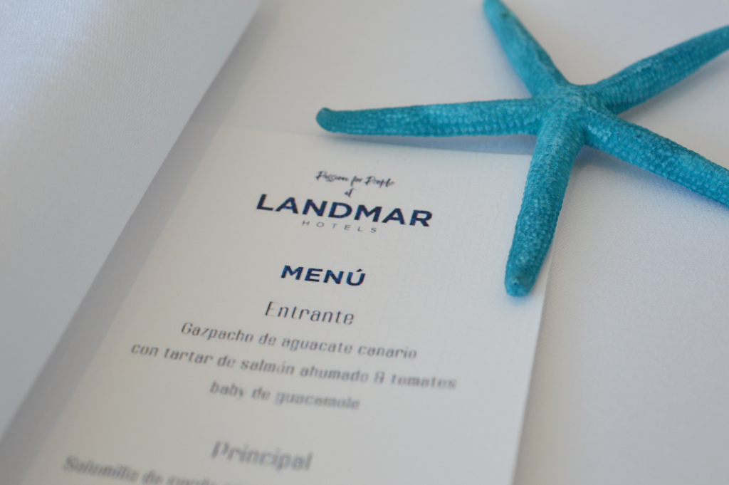 Menú de Landmar Hotels en Tenerife junto a estrella de mar azul.