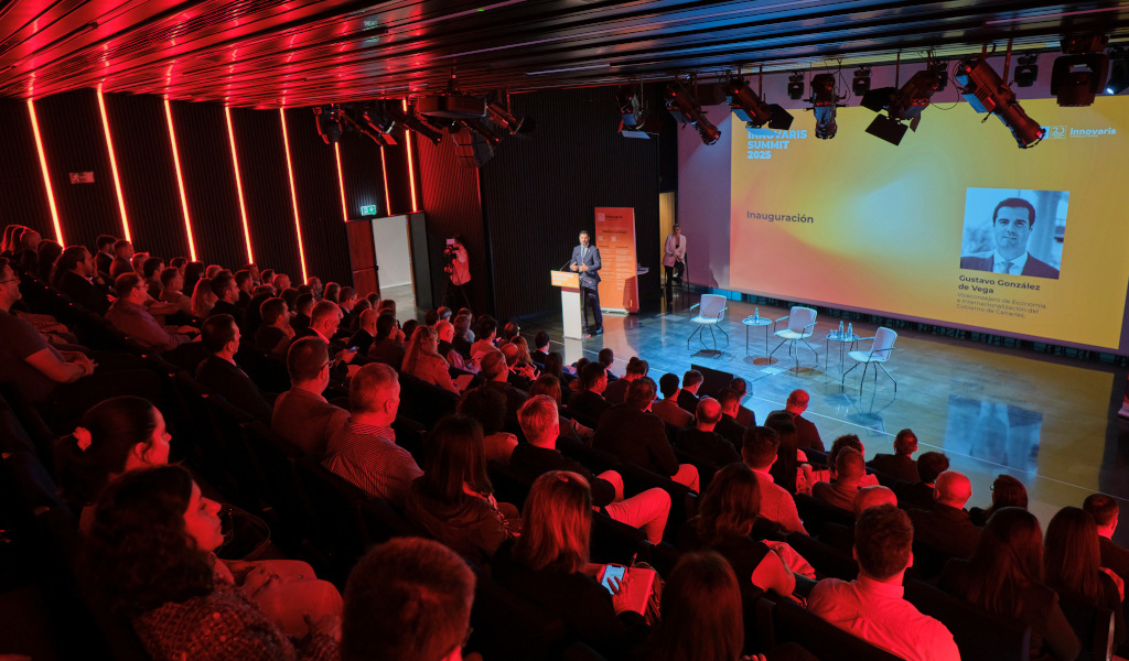 Audiencia en inauguración de Innovaris Summit 2023 en Tenerife; ponente y pantalla destacada.