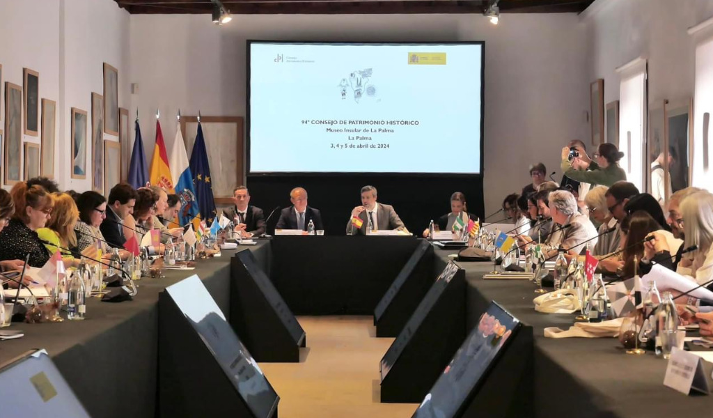 Personas reunidas en una conferencia en el Museo Iberoamericano, La Laguna, Tenerife.