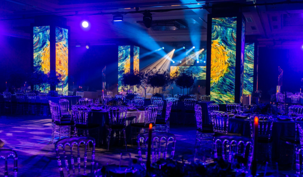 Mesas decoradas con iluminación