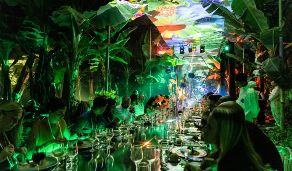 Celebración con decoración con vegetación