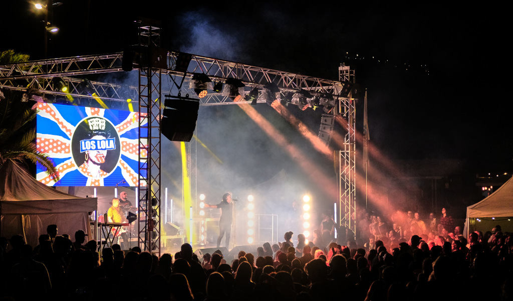 Concierto de Los Lola en Tenerife con público y luces en el escenario.