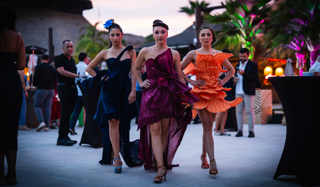 Modelos desfilando en un evento al aire libre en Tenerife al atardecer.
