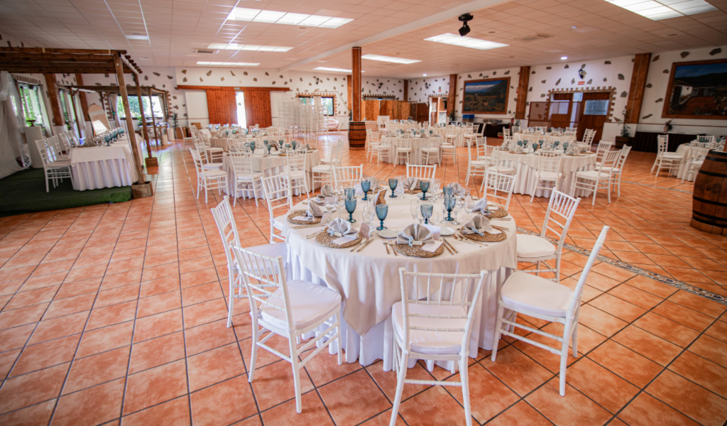 Salón con mobiliario para celebraciones