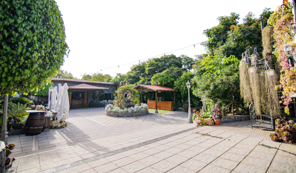 Plaza exterior de la finca