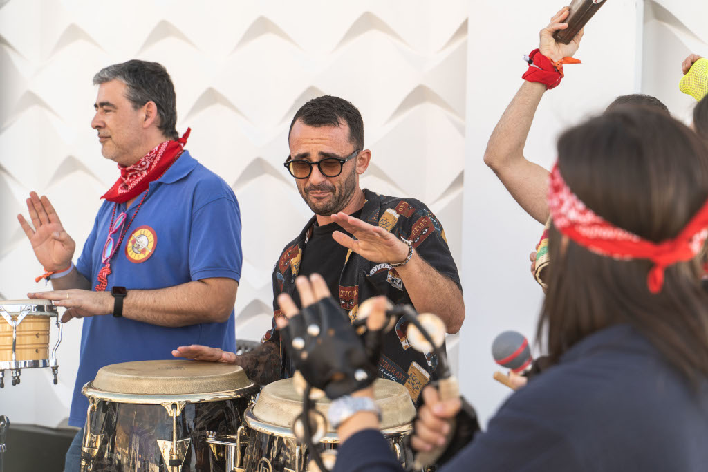 Personas tocando tambores en un evento al aire libre en Tenerife.