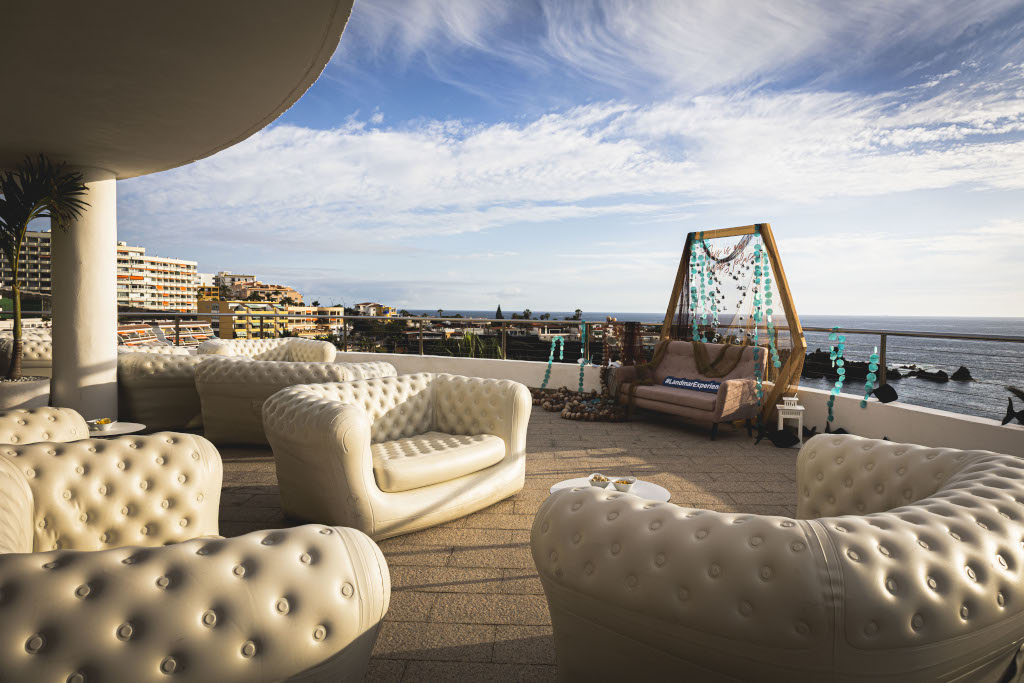 Terraza con sofás blancos y vista al mar en Tenerife.