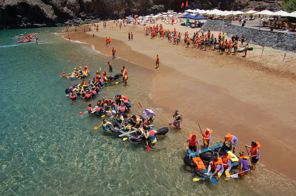Grupos preparando embarcaciones improvisadas en la playa de Tenerife.