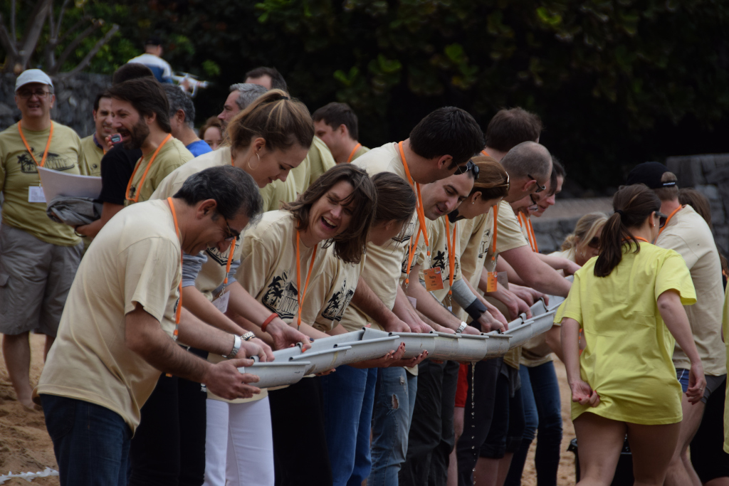 Personas participando en una actividad grupal al aire libre en Tenerife.