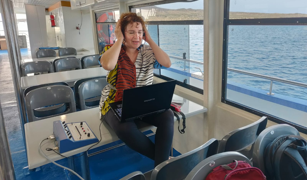 Interprete realizando trabajo en barco