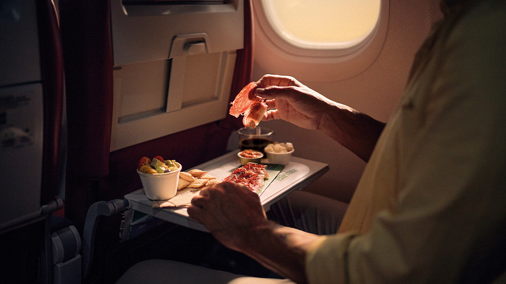 Comida servida en bandeja dentro de un avión durante vuelo a Tenerife.