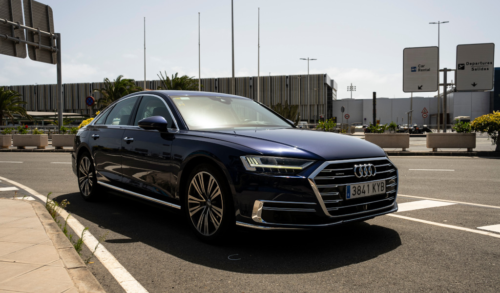 Auto Audi azul en el aeropuerto de Tenerife con matrícula 3841 KYB.