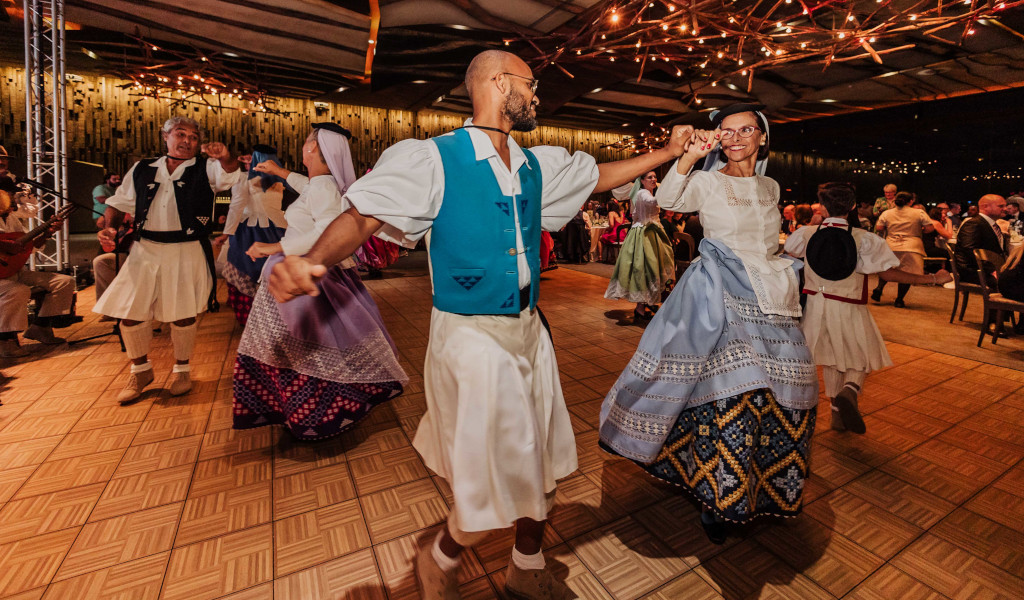 Personas bailando en trajes típicos en un evento cultural en Tenerife.