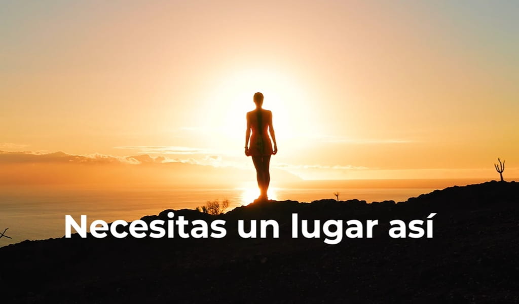Persona sobre montaña con atardecer de fondo