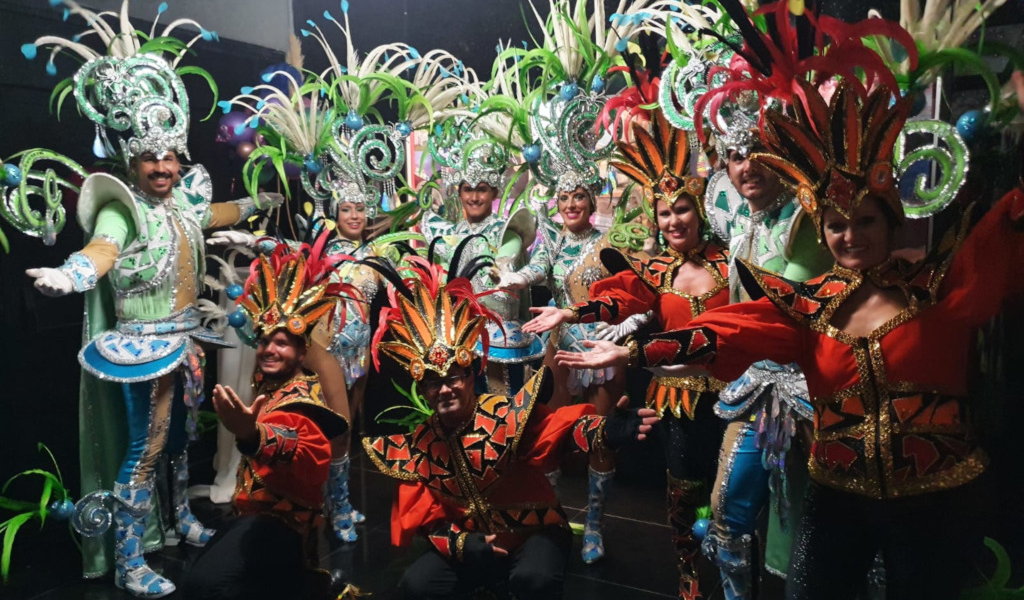 Personas con disfraces coloridos de carnaval