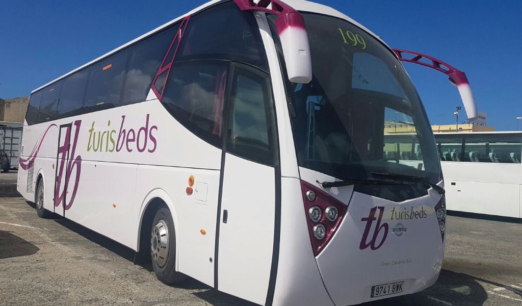 Autobus con logo de la compañía