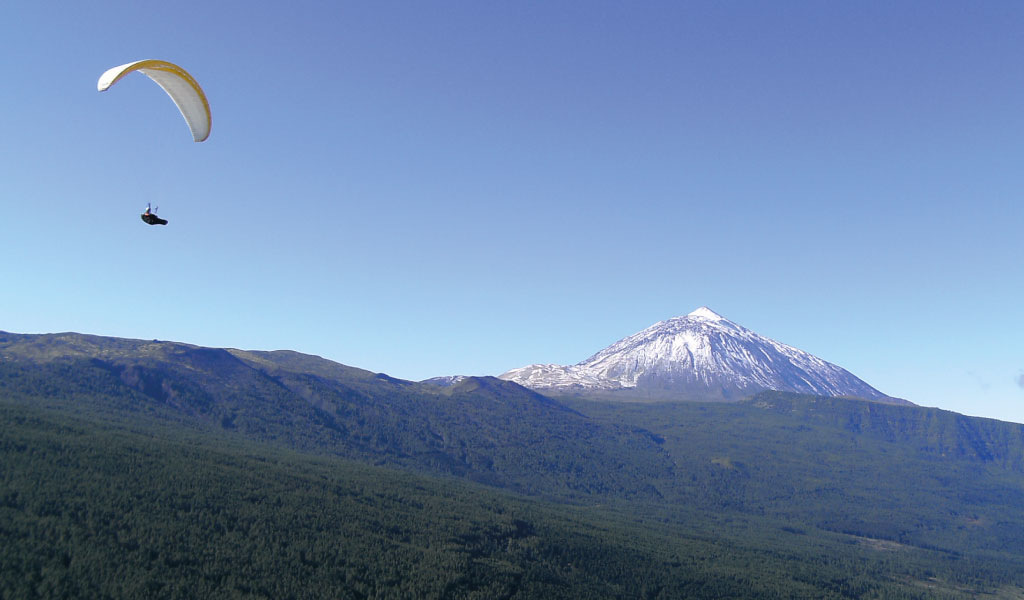 Parapentista con vistas del Teide