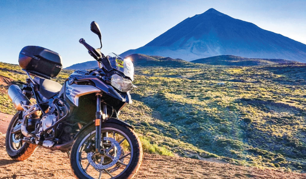 Moto con vistas del Teide de fondo
