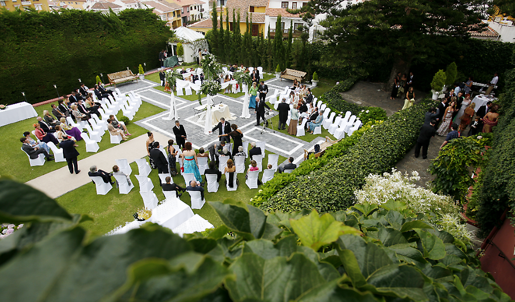 Ceremonia al aire libre con sillas dispuestas en un jardín en Tenerife.
