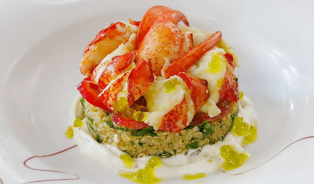 Langosta sobre cama de quinua con salsa, especialidad de Tenerife.