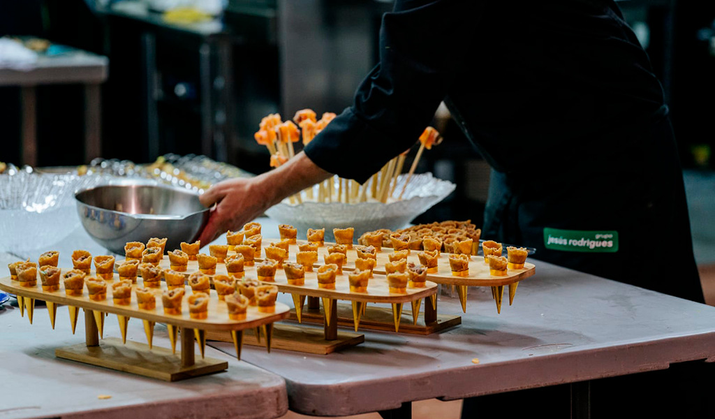 Conos de aperitivos servidos en un evento en Tenerife.