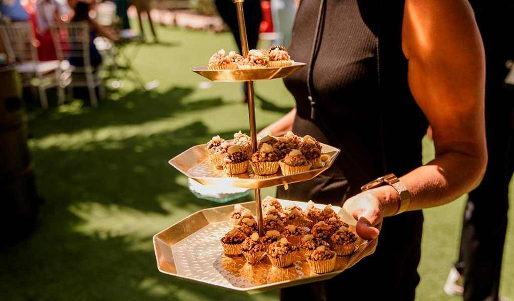 Bandeja de dulces en un evento al aire libre en Tenerife.