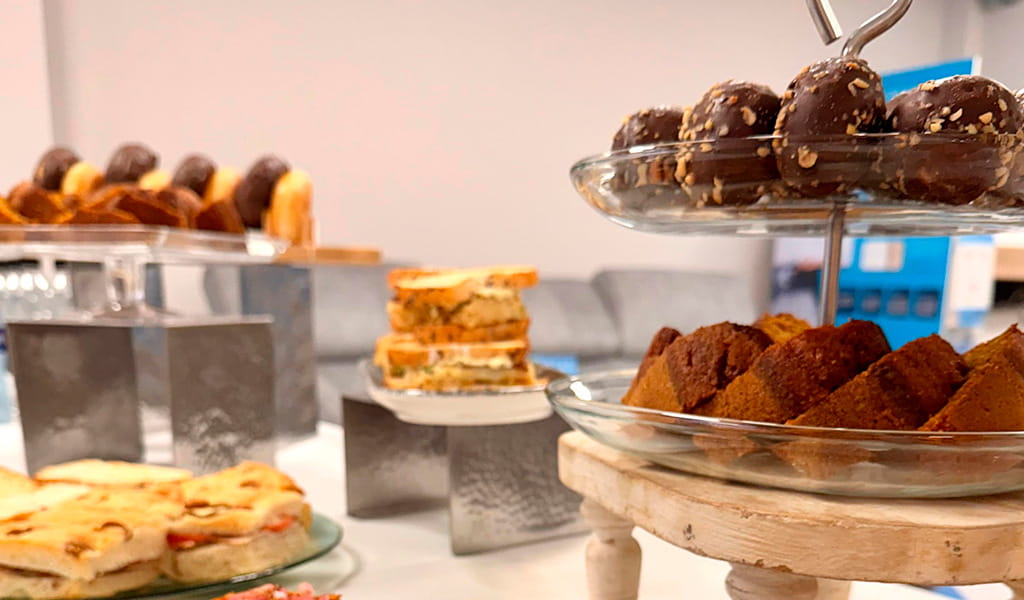 Variedad de postres y bizcochos en exhibición en cafetería de Tenerife.
