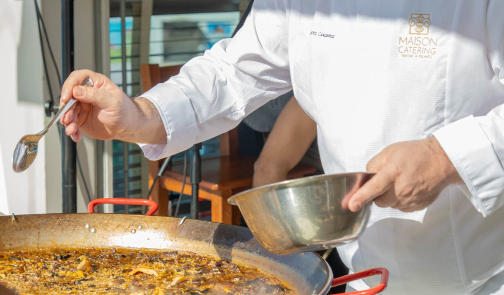 Cocinero condimentando una paella