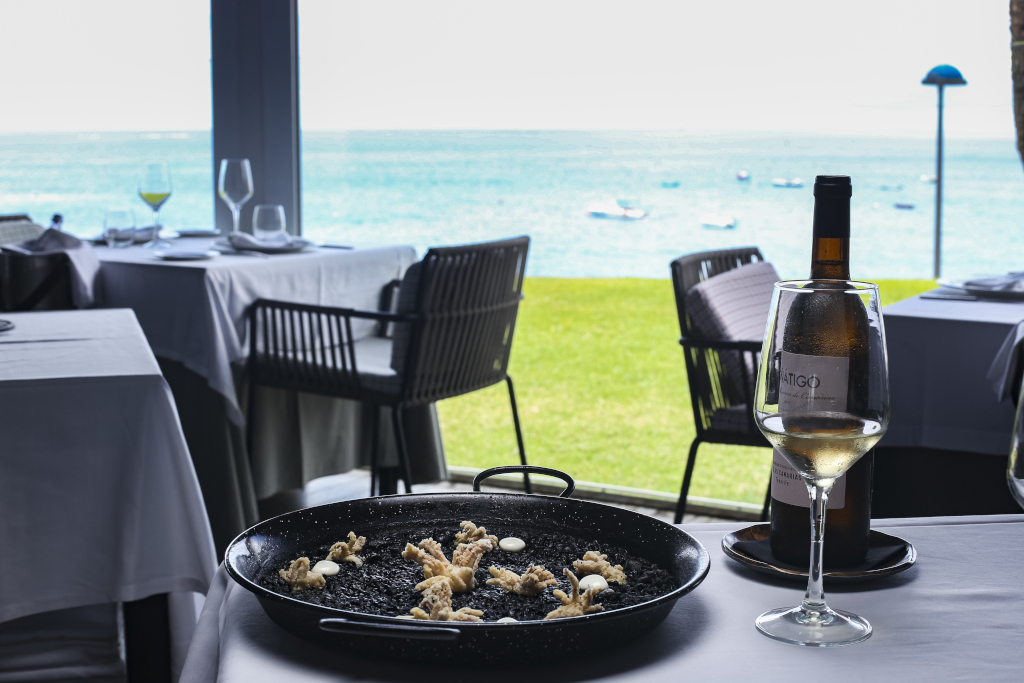 Paella de calamares en restaurante con vista al mar en Tenerife.