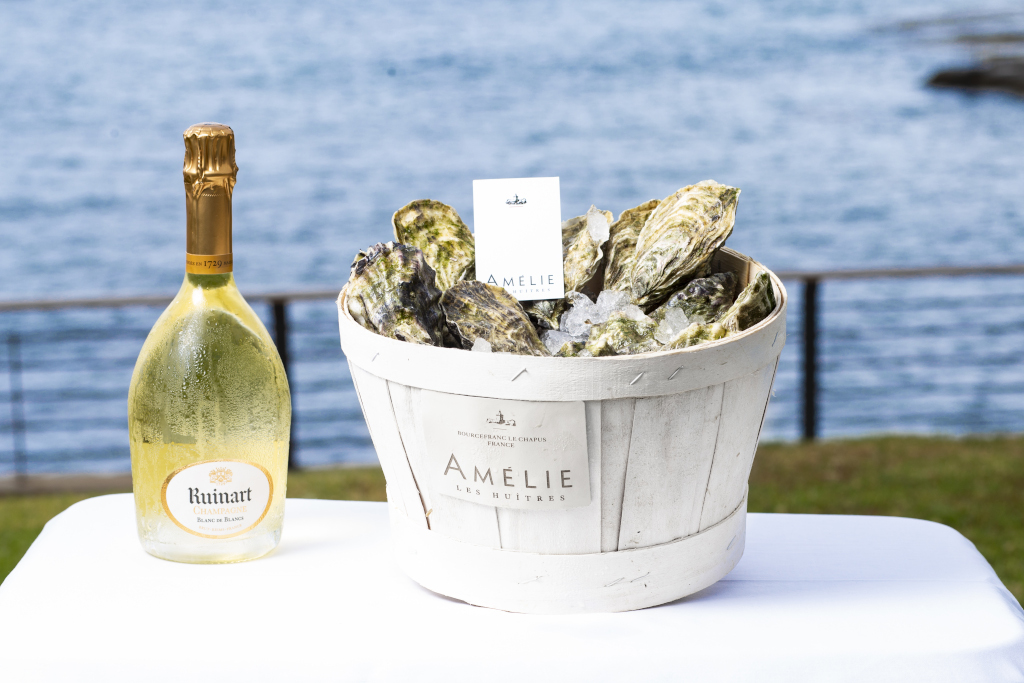 Botella de Ruinart y balde de ostras Amélie junto al mar en Tenerife.