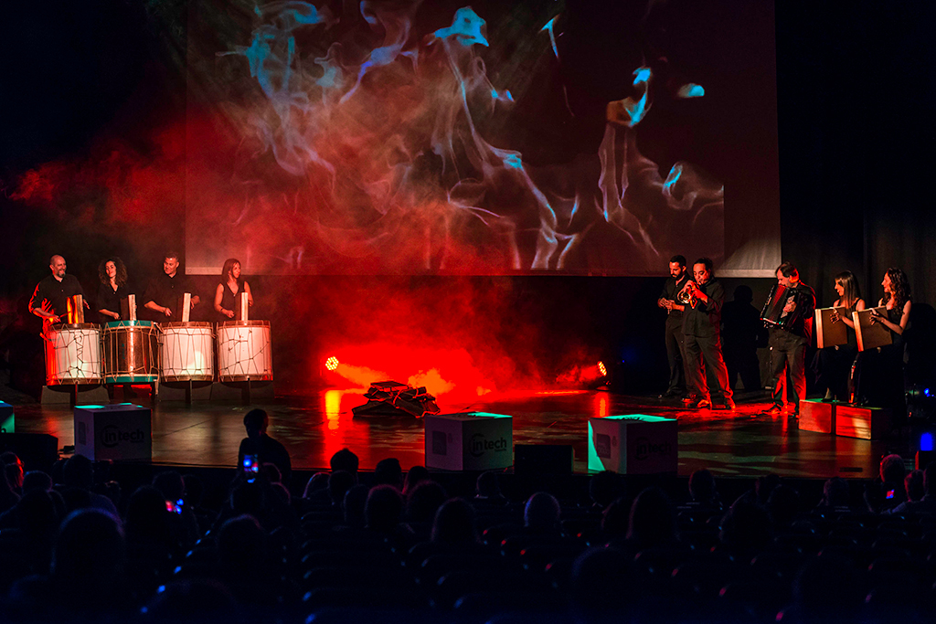 Espectáculo musical en Tenerife con tambores y proyección visual en el escenario.