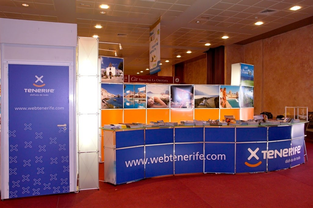Stand promocional de Tenerife con imágenes turísticas y el sitio web www.webtenerife.com.