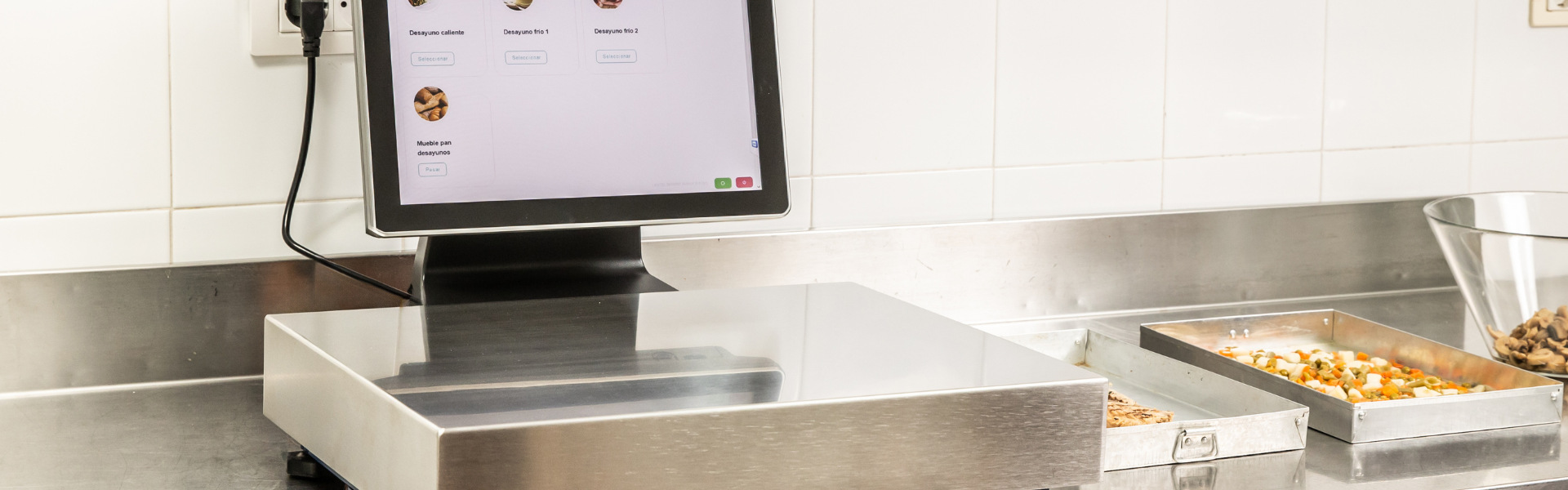 Pantalla táctil en cocina de Tenerife mostrando opciones de desayuno.