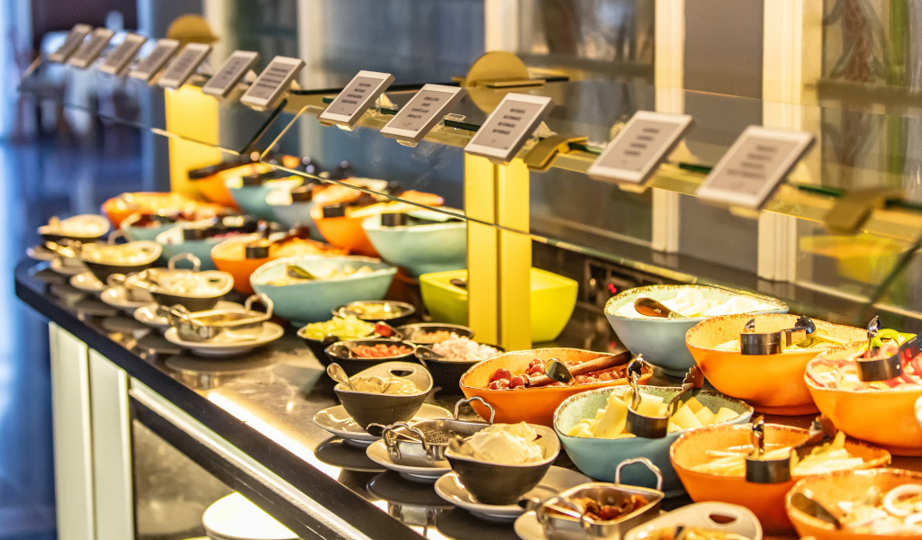 Buffet de ensaladas y aderezos variados en restaurante de Tenerife.