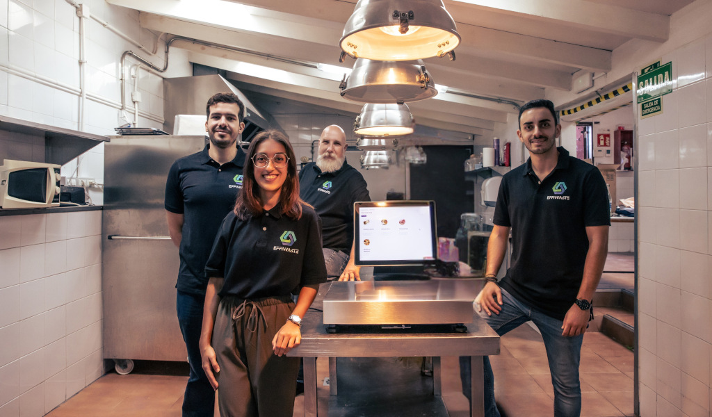 Equipo de cuatro personas de EffiWASTE en una cocina de Tenerife.