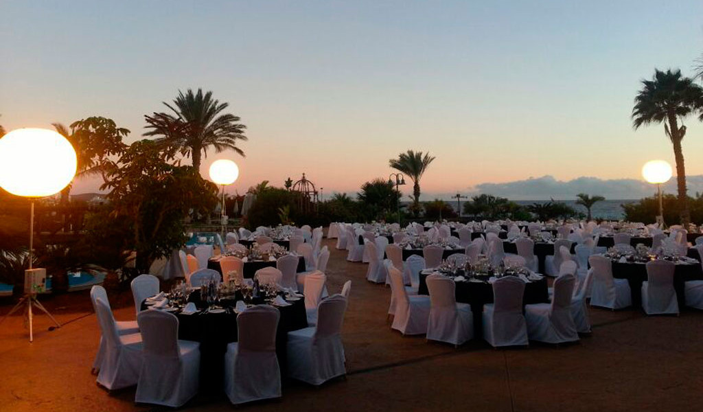 Mesas de banquete anocheciendo