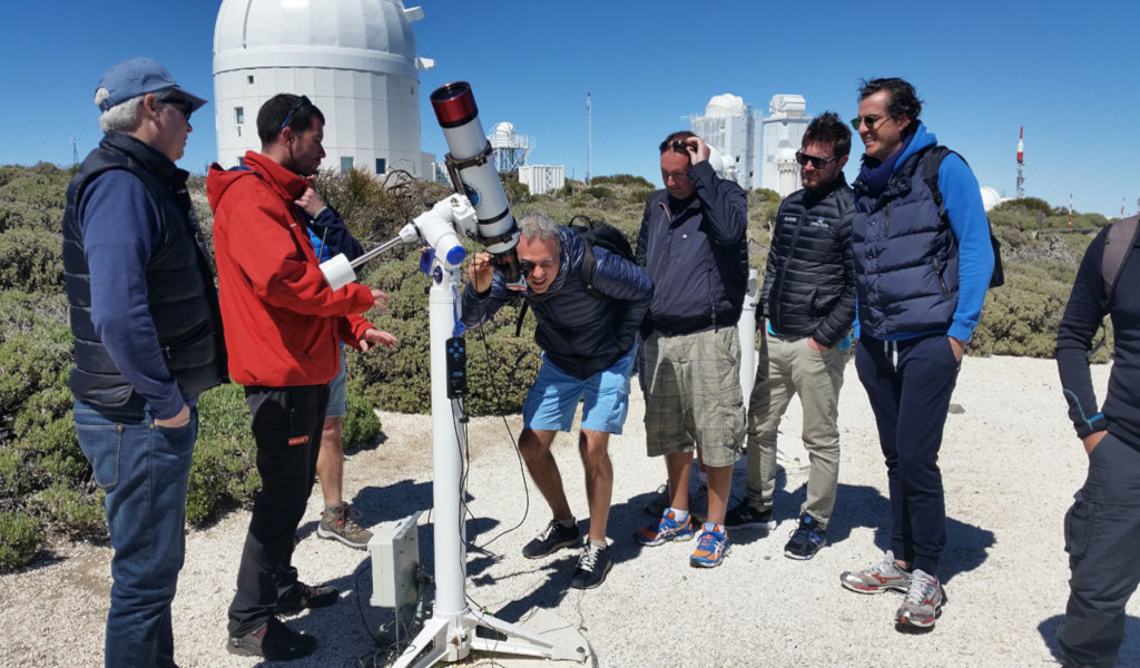 Persona observando telescopio