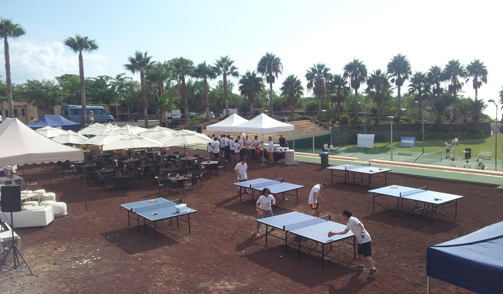 Personas jugando al ping-pong