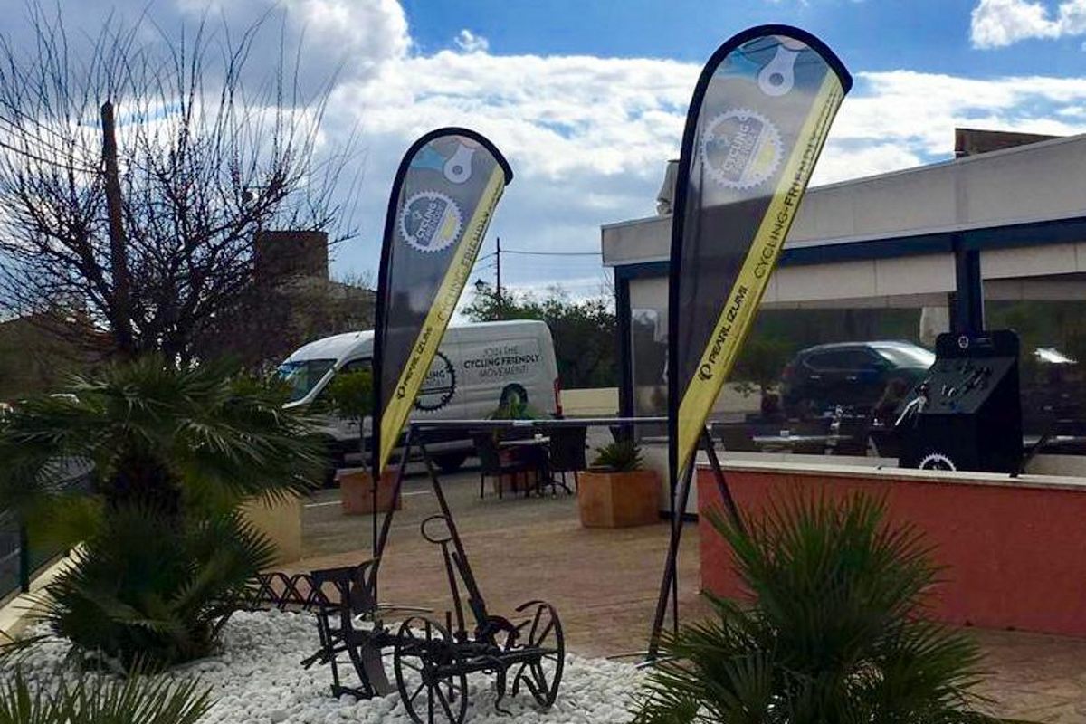 Banderas Cycling Friendly y un arado en una terraza en Tenerife.