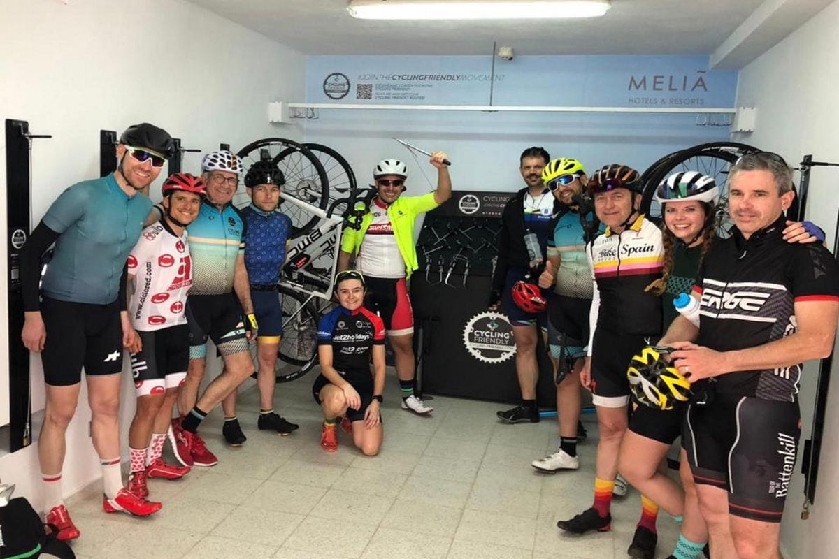 Grupo de ciclistas sonrientes en un taller de ciclismo en Tenerife.