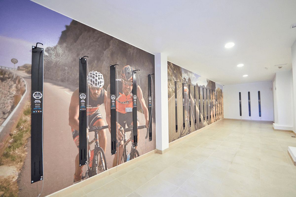 Pasillo con mural de ciclistas en carretera de montaña en Tenerife.