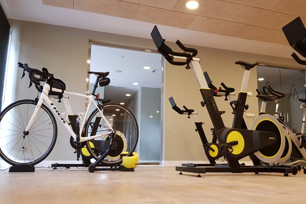 Bicicletas estáticas y de carretera en gimnasio de Tenerife.