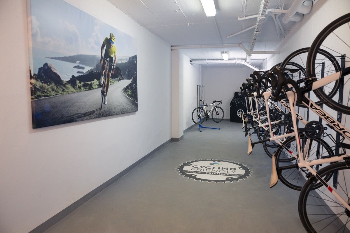 Bicicletas en soporte y poster de ciclista en taller de Tenerife.