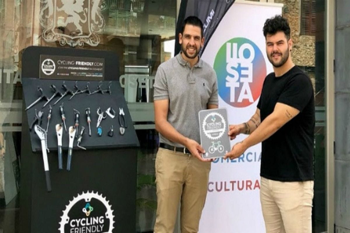 Entrega de distintivo Cycling Friendly en Tenerife con herramientas para ciclistas.