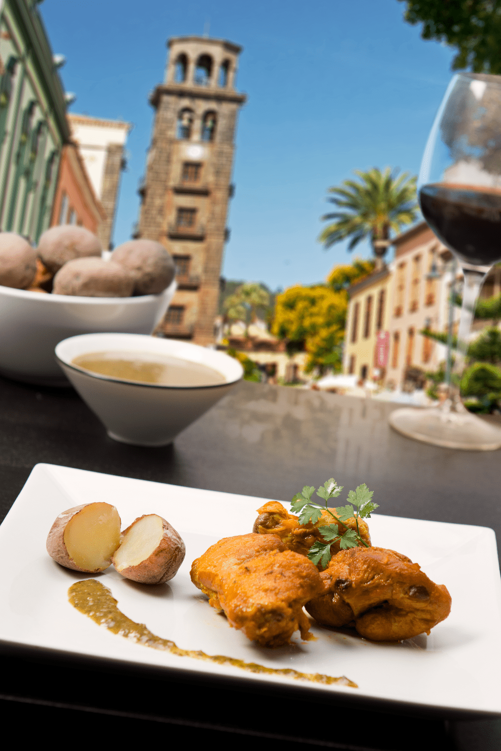 bodegón con planto de conejo y papas
