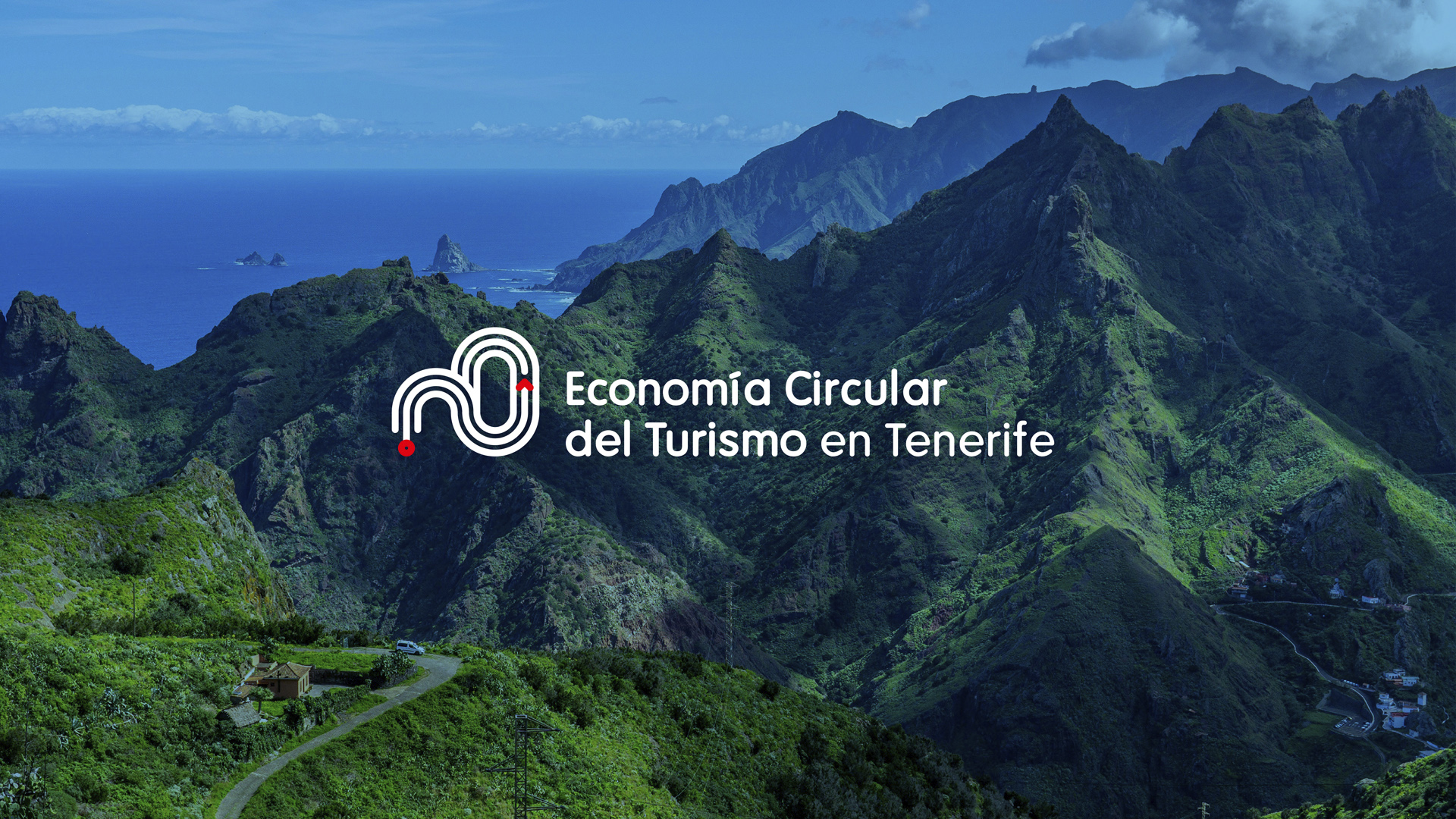 Vistas con el mar de fondo entre montañas verdes