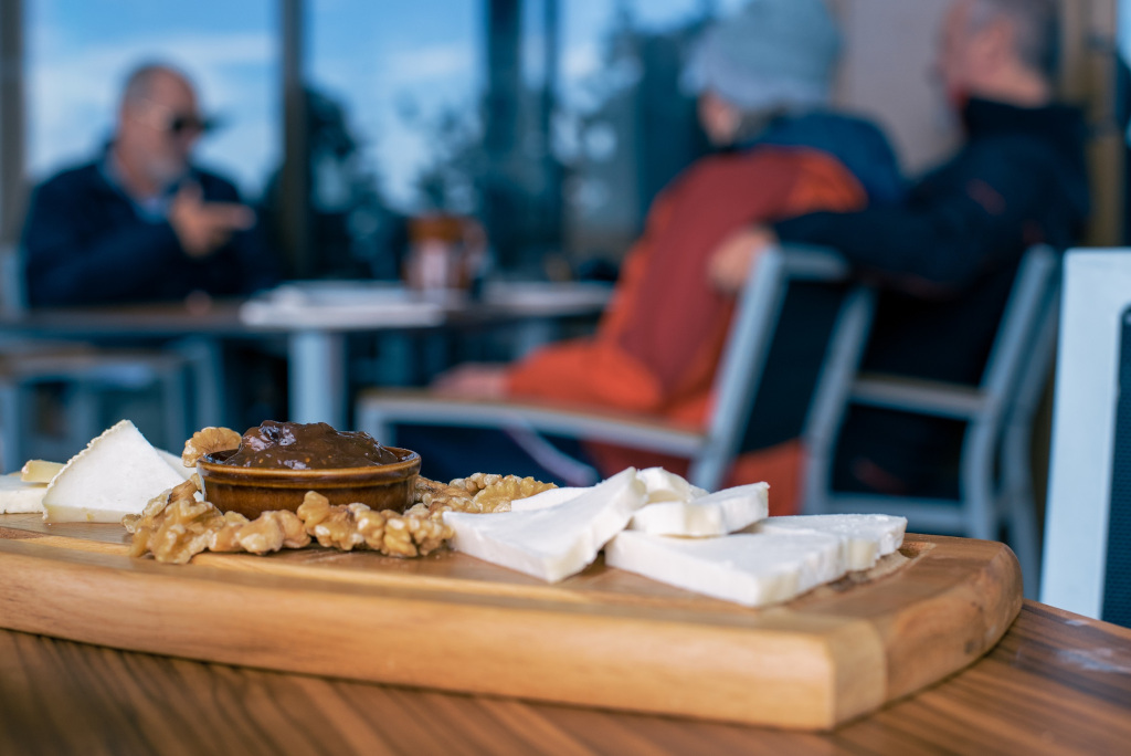 Tabla de quesos y nueces en una cafetería de Tenerife.