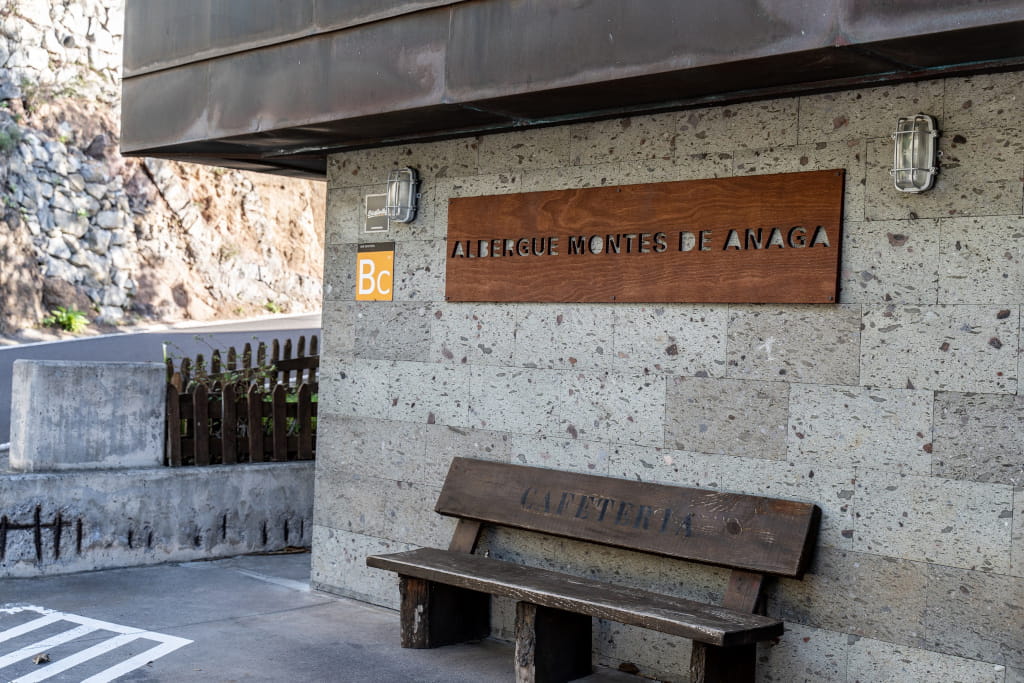 Albergue Montes de Anaga en Tenerife, con banco que dice CAFETERÍA.