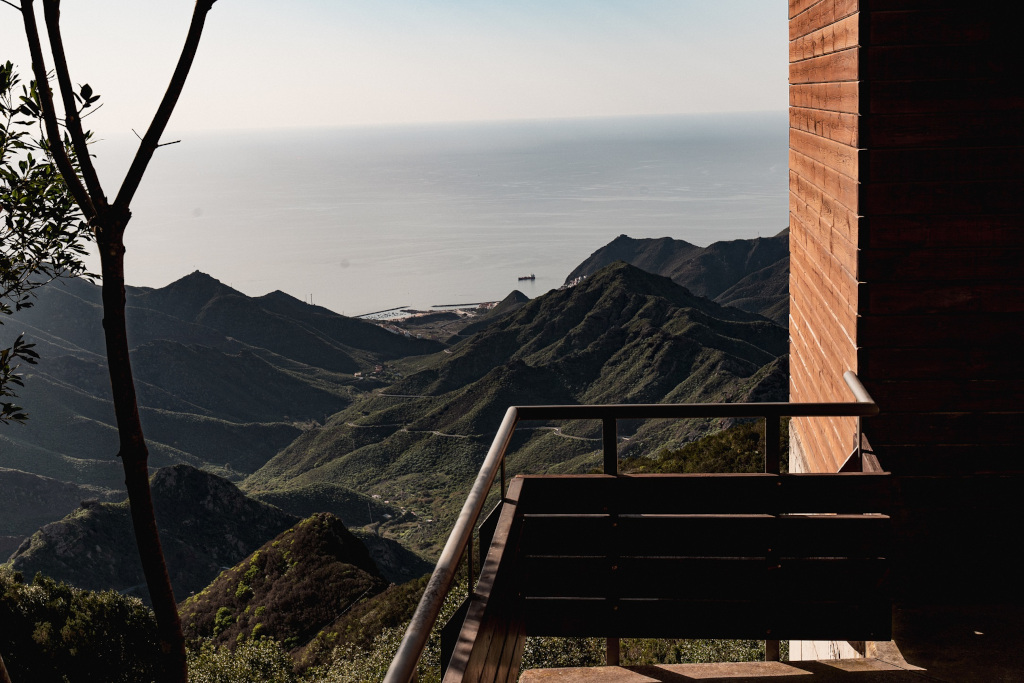Vista desde una terraza de las montañas y el mar en Tenerife.
